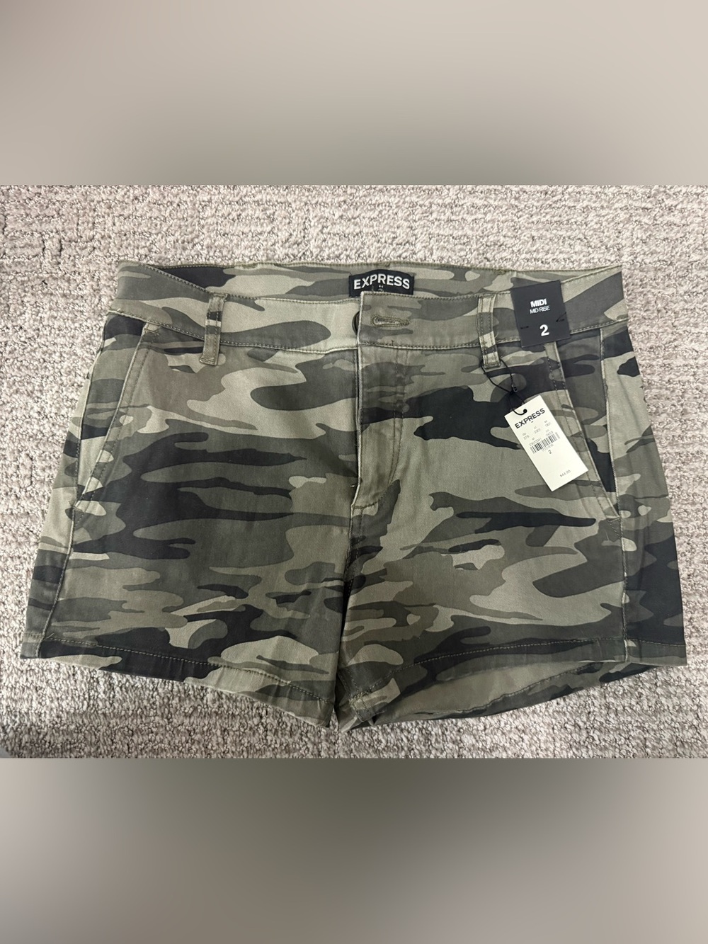 Express Women's Camo Cargo Shorts - Green